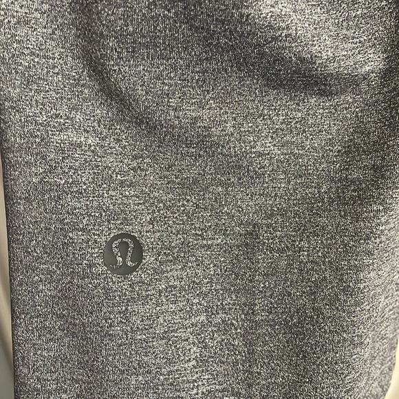 Lululemon On The Fly Pant 28" in Heathered Black - Picture 5 of 6